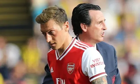 Mesut Ozil và "cuộc chiến tranh lạnh" khốc liệt với Unai Emery