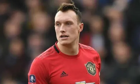 Mỉa mai Phil Jones, kênh Twitter chính thức nhận 'cái kết đắng'
