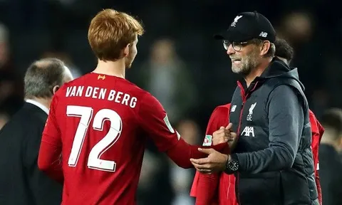 Hàng thủ nát vụn, Klopp vẫn không dùng 'Van Dijk 2.0', cho phép ra đi