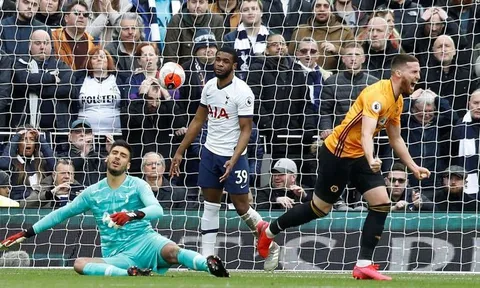 Mourinho bất lực, Tottenham toang mạnh