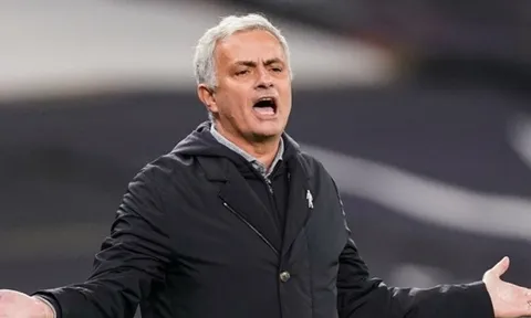 Mourinho: "Cậu muốn ở lại đây hay đến Real và không chơi bóng?"