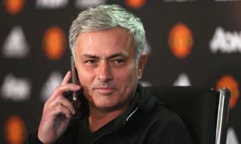 "Mourinho gọi cho tôi nói: 'Man Utd sẽ chi 75 + 15 triệu bảng mua cậu'"