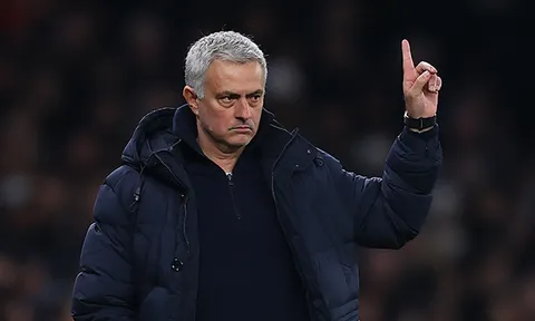 Mourinho hâm dọa Ozil: "Tôi chỉ muốn ném chiếc giày vào đầu cậu"