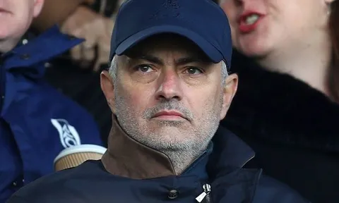 CHOÁNG! Mourinho quá đặc biệt, có hành động bất ngờ giữa tâm dịch