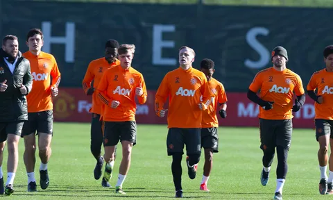 M.U hăng say tập luyện, lộ thái độ của De Gea & Henderson