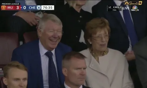 M.U hủy diệt Chelsea, Sir Alex phản ứng ra sao trên khán đài?