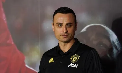 Mượn Sir Alex, Berbatov khuyên Man United tránh xa thương vụ "De Beek đệ nhị"