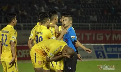 Nam Định dọa bỏ giải, V-League coi chừng... đói