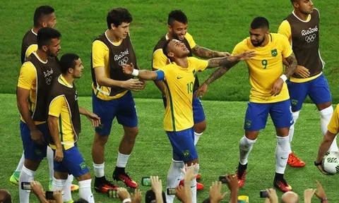Ngày Neymar giải lời nguyền của người Brazil