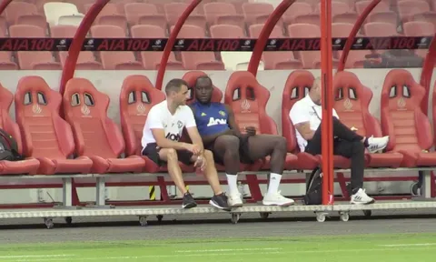 "Nạn nhân" của Solskjaer bị cô lập, ngao ngán nhìn đồng đội ở M.U tập luyện