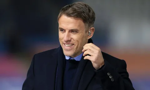 Neville bị chê không đủ giỏi, có việc làm là nhờ Beckham