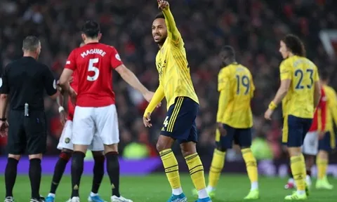 Neville nhận định về vị trí của Maguire trong bàn thua của United