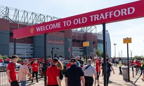Neville thực sự đã nói gì về việc "bán máu Old Trafford"?