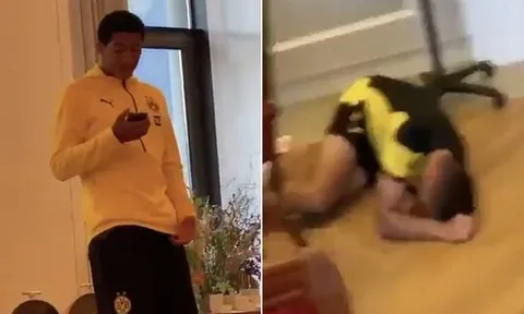 "Thần đồng" Dortmund trổ tài ca hát, đồng đội được dịp cười khoái chí