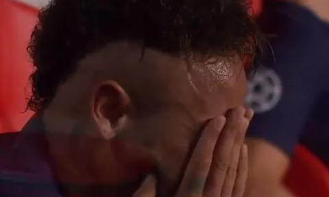 Neymar ôm mặt khóc nấc sau thất bại