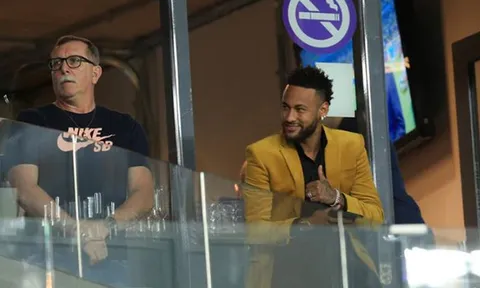 Neymar tươi cười nhìn Brazil đánh bại đội bóng của Messi