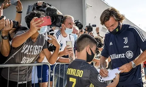 Ngày đầu làm HLV tại Juventus, Pirlo được NHM Ronaldo xin chữ ký