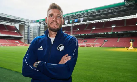 Ngày đầu tập luyện, 'Lord' Bendtner đã muốn làm HLV
