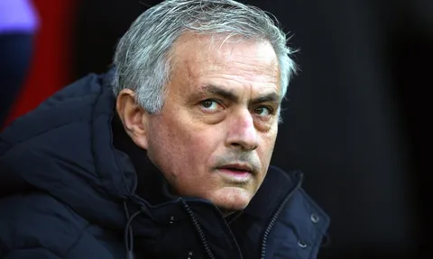 "Ngày Mourinho rời đi, 3 cầu thủ Chelsea đó đã khóc trên sàn nhà"