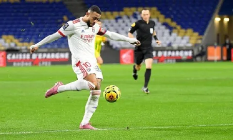 Ngày M.U bị loại, người cũ lập cú đúp giúp đội nhà vượt Paris Saint-Germain