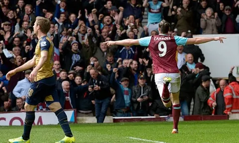 Ngày này năm xưa, hattrick của Andy Carroll khiến Arsenal suýt ôm hận trước West Ham