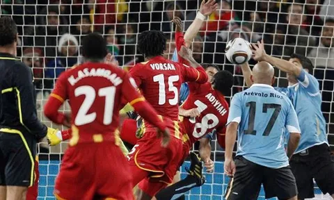 Ngày này năm xưa: Người hùng Suarez đưa Uruguay trở về từ cõi chết