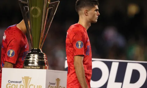 Nghiệt ngã! Christian Pulisic lạnh lùng bước ngang chiếc Cúp vàng trong ngày nhận giải thưởng