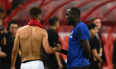 Ngồi xem đồng đội thi đấu và đây là thái độ của Lukaku