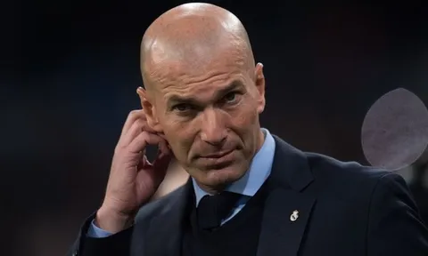 Ngổn ngang trăm mối tơ vò đổ lên đầu Zidane