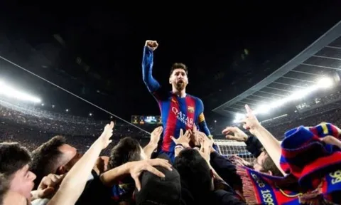 Người chụp bức ảnh huyền thoại cho Messi không được Barca gia hạn hợp đồng
