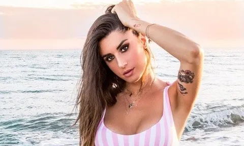 Người đẹp bóng rổ đăng ảnh nội y sexy: "Tôi nên mặc gì đây?"