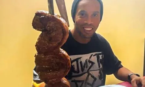 Người hâm mộ ghen tị với sinh nhật trong tù của Ronaldinho