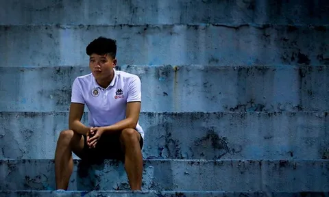 "Người hùng" của Liverpool và bài học cho Phí Minh Long
