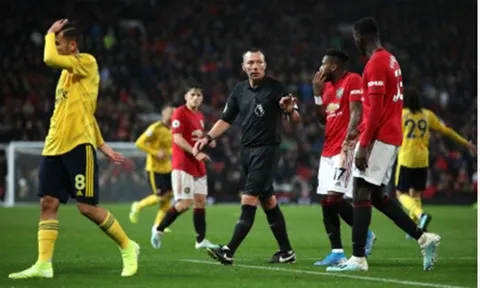 Người thay Wan-Bissaka mắc lỗi, Man Utd trả giá đắt trước Arsenal
