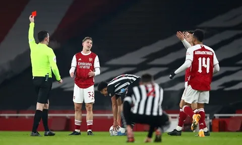 Nhìn lại 19 phút cay đắng và ngọt ngào của "kẻ cứu rỗi" Arsenal