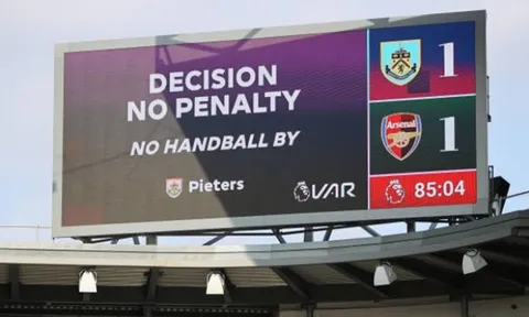 NHM Arsenal "đá xoáy" Man Utd sau khi bị VAR cướp penalty
