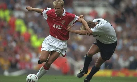 Những góc tối của Dennis Bergkamp
