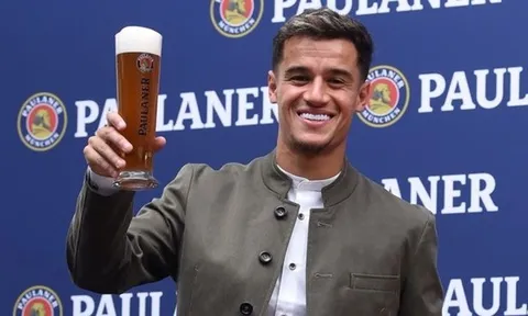 Niềm vui rạng rỡ của Coutinho khi chụp ảnh cùng toàn đội Bayern