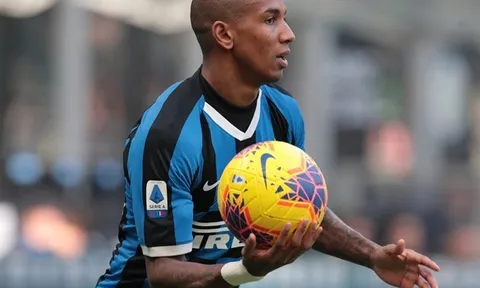 Ashley Young đưa ra lời khuyên giữa tâm dịch