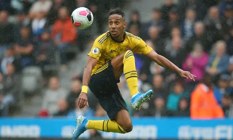 Nổ súng ầm ầm, Aubameyang đào sâu kỷ lục của Henry