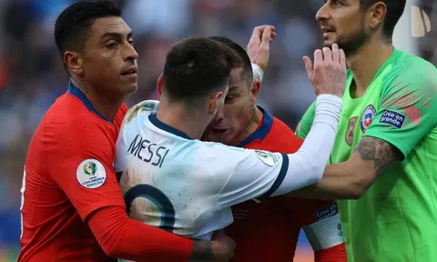 NÓNG! Lộ hình ảnh mới nhất, Messi cà khịa Medel và đáng nhận thẻ đỏ?