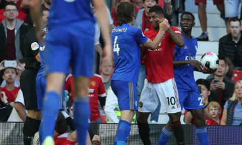 Nóng nảy, Rashford tẩn Soyuncu ngay bên ngoài đường biên