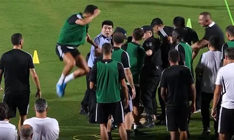 Fan cuồng đột nhập, Ronaldo có hành động lạ với nhân viên bảo vệ