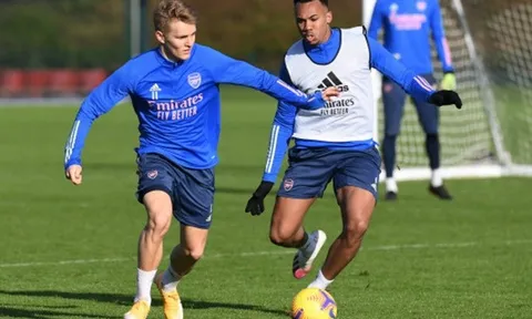 Odegaard đánh gót xỏ háng đồng đội, Arsenal sẵn sàng chờ đại chiến