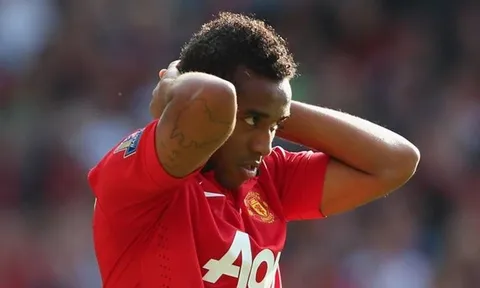 QUÁ SỐC! 'Cậu bé vàng' Man Utd chính thức giải nghệ ở tuổi 31