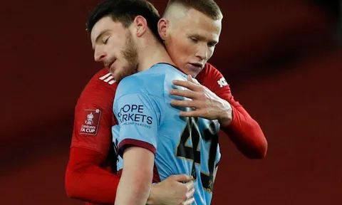 Old Trafford đêm qua không chỉ có mỗi McTominay là "mad dog"