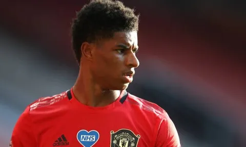 Rashford sút ra ngoài khó tin, Solskjaer tức giận làm 1 điều