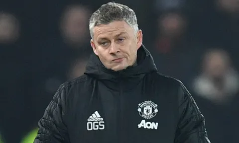 CĐV Man United: "Đội bóng không cần cậu ta; Kẻ thế chỗ Phil Jones trong phòng y tế"