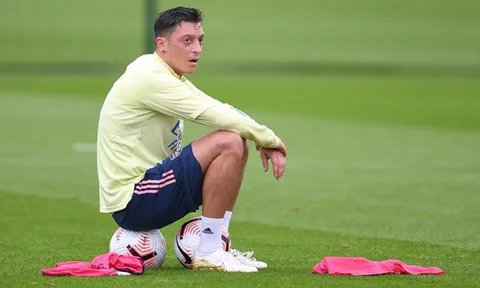 Ozil tiết lộ "idol" tại câu lạc bộ mới
