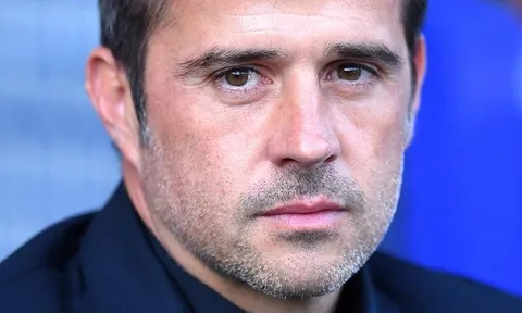 Thua sốc tân binh, thuyền trưởng Everton bị ''tượng đài'' đặt dấu hỏi
